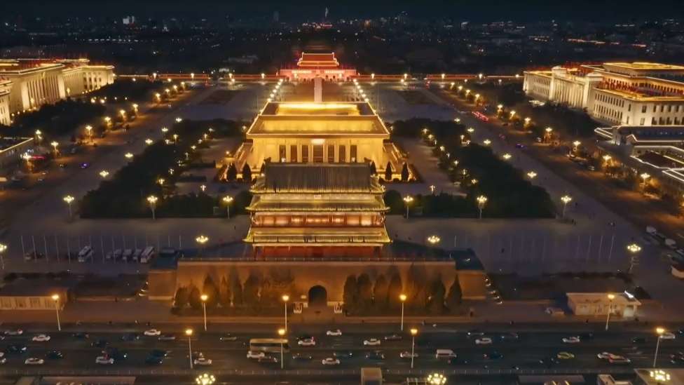 在连续十三年的新年贺词中，我们看到的、感悟到的中国，是一个坚韧不拔、欣欣向荣的中国。