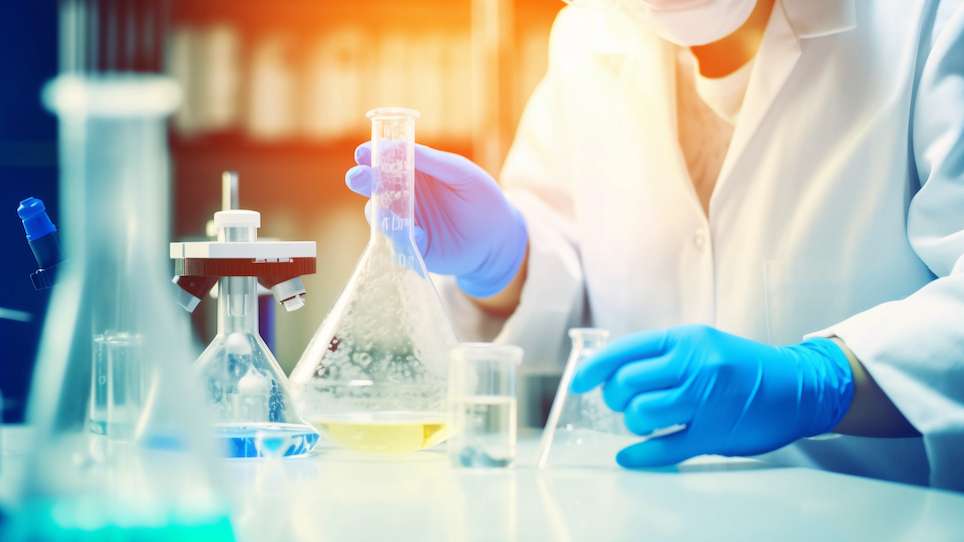 实控人900万债务压顶，百瑞吉急砍近七成募资额，70岁高龄独董身兼14职