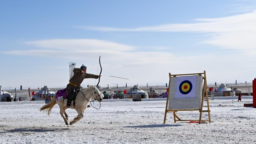 冬日草原上的赛马盛会