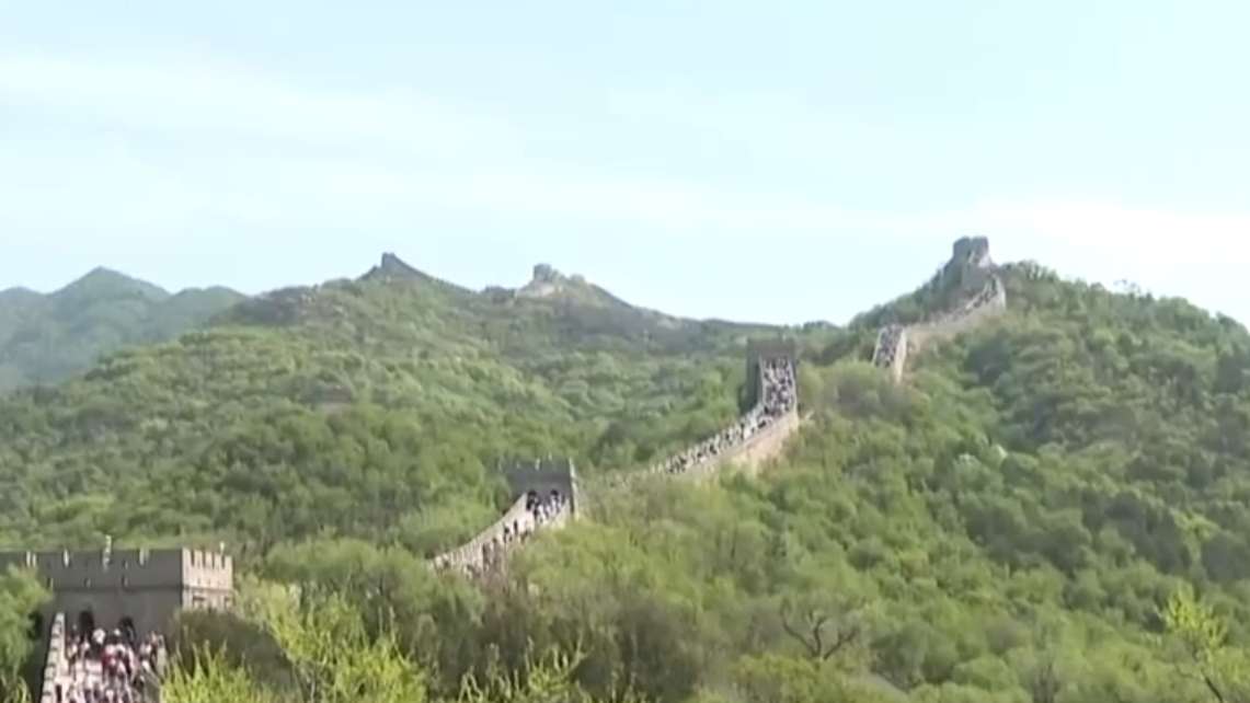 重点商圈推出众多活动，假日消费潜力加速释放。东城区隆福寺“隆福潮集”汇聚老字号、非遗品牌，联动中国书店等文化符号，打造京味消费新场景，假期前四日市集客流26万人次。