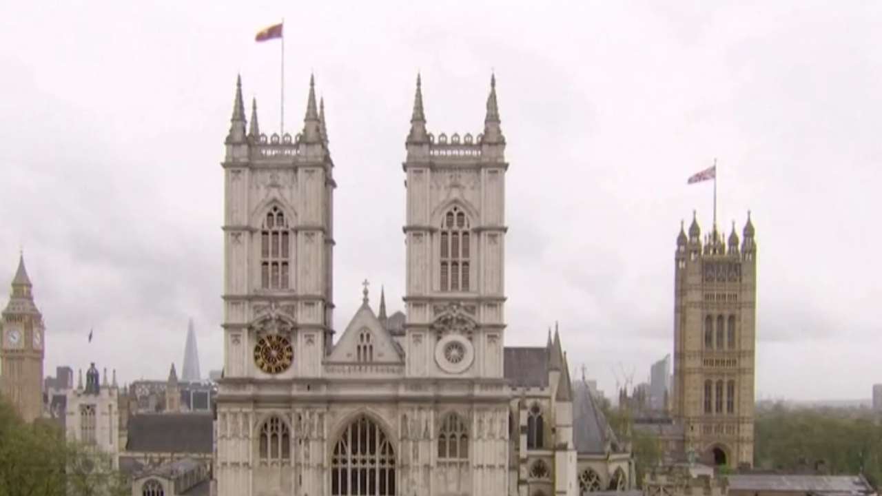 一名王室发言人表示，英美双方经过磋商，查尔斯夫妇的访问将按原计划进行。据英国媒体报道，英国王室与美国政府官员当天就访美计划进行了磋商，讨论是否需因25日晚白宫记者协会晚宴发生枪击事件而更改行程。