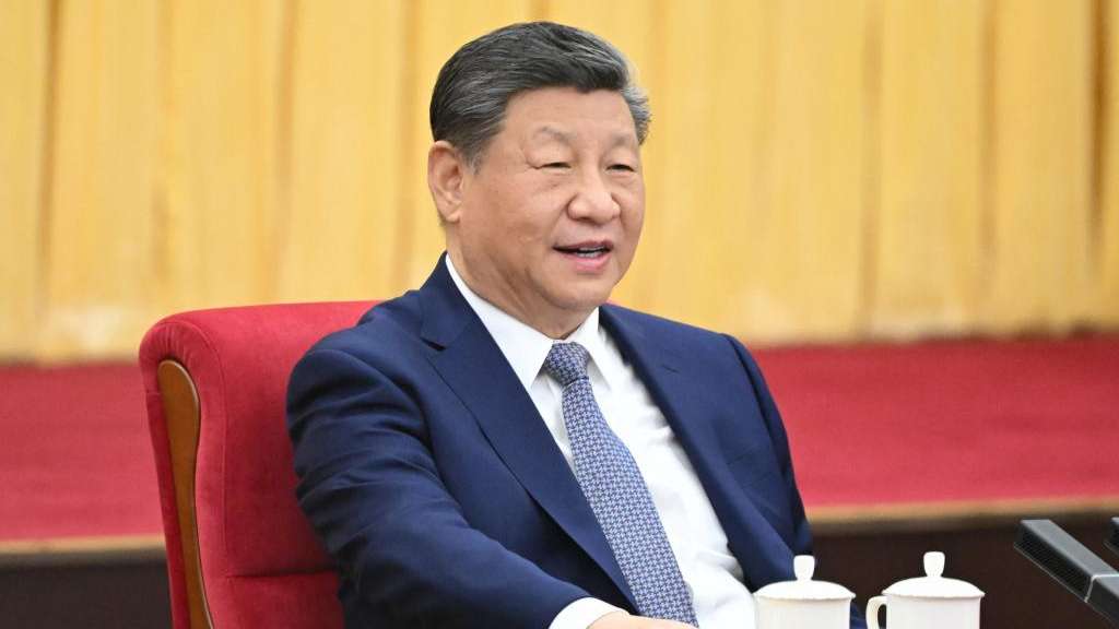人们置身的这座恢弘殿堂，正是“二五”计划时期建成的首都“十大建筑”之一。在这里，见证“十五五”奋斗史诗崭新起笔，历史的纵深感和强烈的现实感一齐涌来。