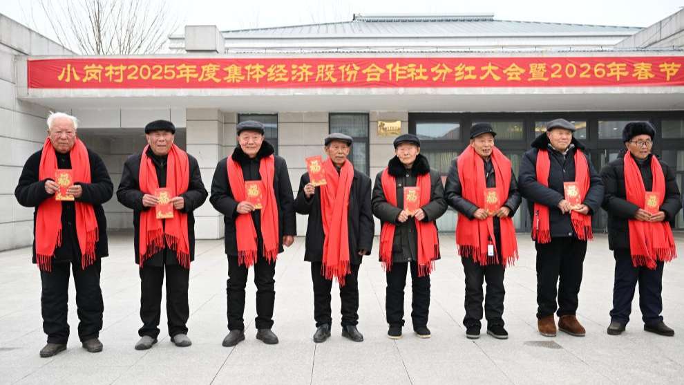 2月10日，安徽省滁州市凤阳县小岗村，一年一度的集体经济股份合作社分红大会召开。小岗村党委书记、村委会主任周群之宣读了合作社分红决定。