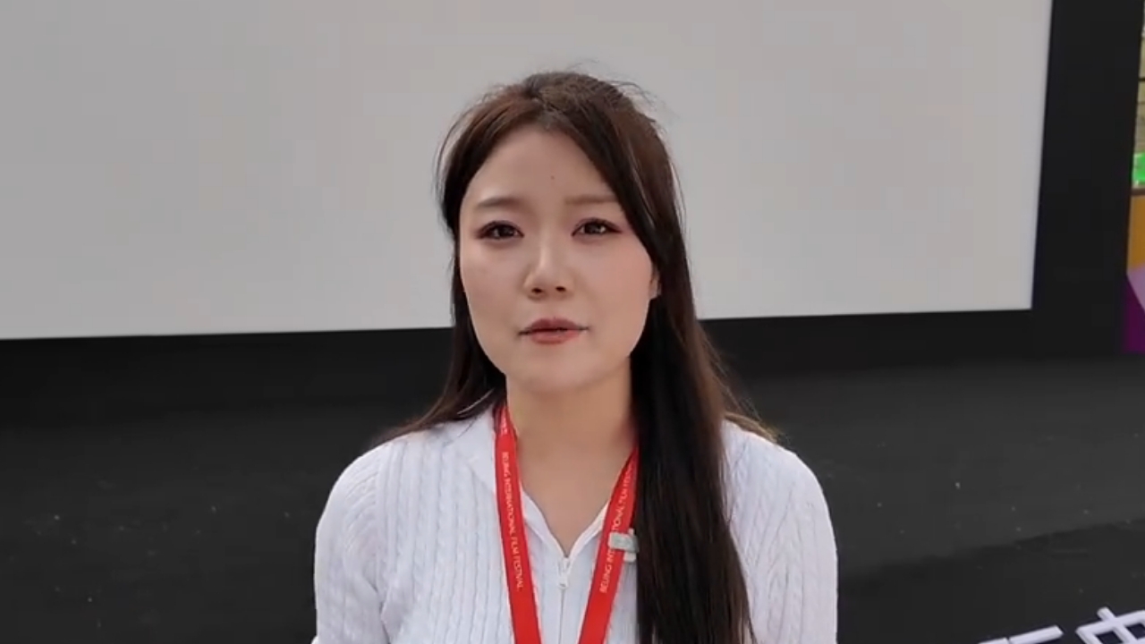 北京的春天，藏在废弃纺织仓库变身的露天影院里，藏在27万平方米的二月兰花海中，也藏在VR电影可闻到的花香里。