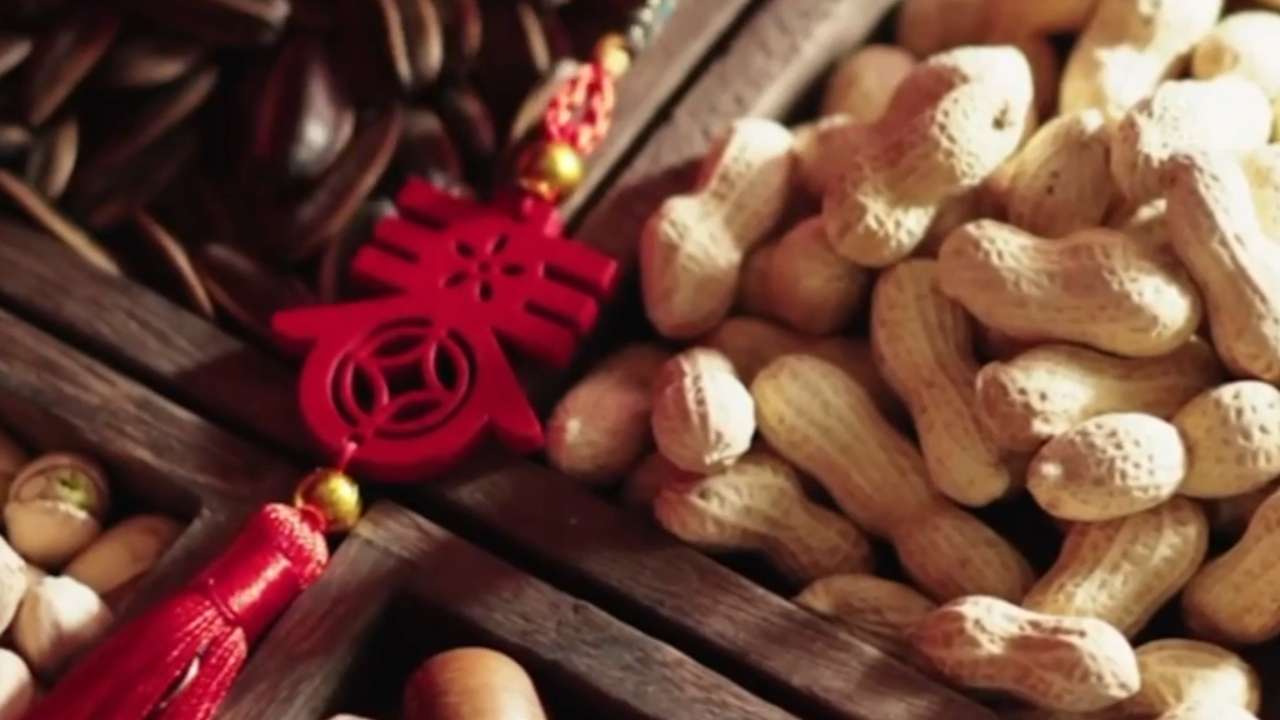 每年年味渐浓之时，习近平总书记总会走进社区、村庄，到群众家里话家常、问冷暖、聊期望。