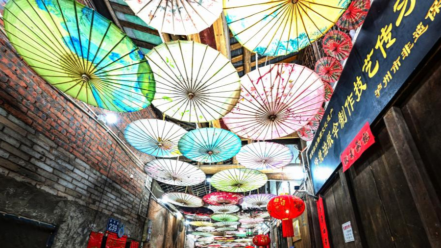 四川泸州：纸伞制作忙 “非遗”靓市场