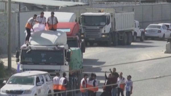 众多运载援助物资卡车在拉法口岸埃及一侧等待进入加沙