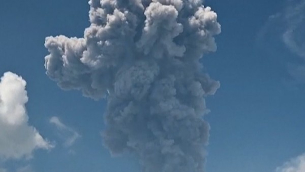 印尼伊布火山喷发，火山口周围闪烁紫色闪电