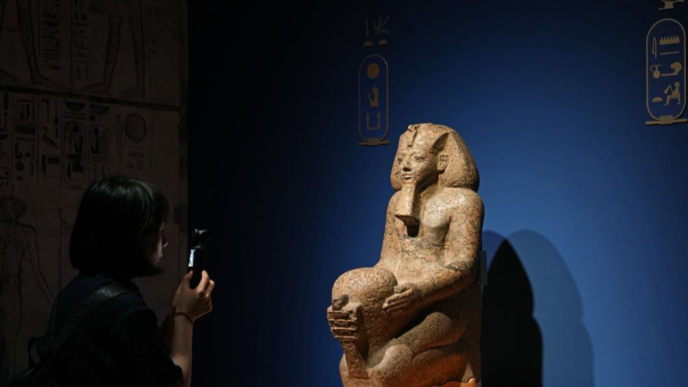 新华全媒+丨“金字塔之巅：古埃及文明大展”在上海博物馆开幕
