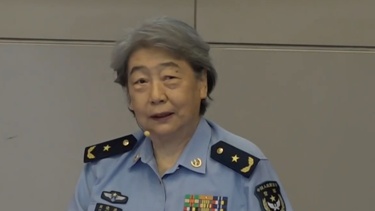 北京卫戍区“信仰的力量”思政课走进北航 功勋飞行员分享军旅故事