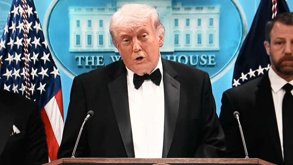 ​美国东部时间25日晚，正在举行白宫记者协会晚宴的华盛顿希尔顿酒店传出枪声。出席晚宴的美国总统特朗普紧急撤离，现场数百名记者和政商界人士趴地避险。