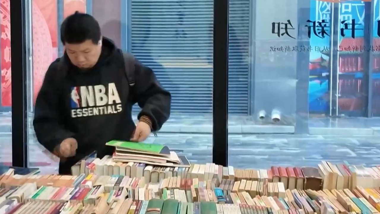 在一部手机便能尽览天下事的时代，仍然有很多人愿意沉下心来阅读纸质书。