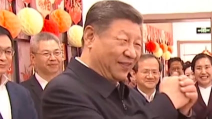 2月10日，习近平总书记走进一家父母食堂，看望在此休息的快递小哥。