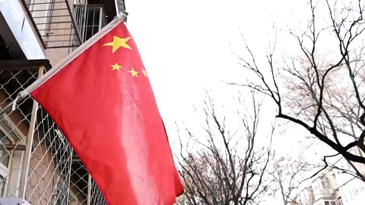 在团结湖一片1.23平方公里的老社区里，每天上午十点，区域里的451名骑手中，有一组义务助老送餐小分队会主动关闭接单，飞奔进没有电梯的老旧楼道，为老人送去热乎饭。