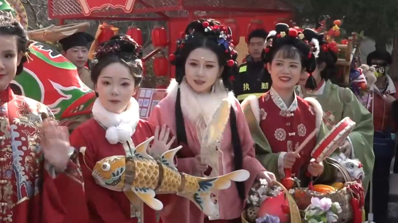 沉浸式年俗体验、潮流花灯展示与老字号热销相互映衬，丰富的消费场景为节日经济注入强劲活力。
