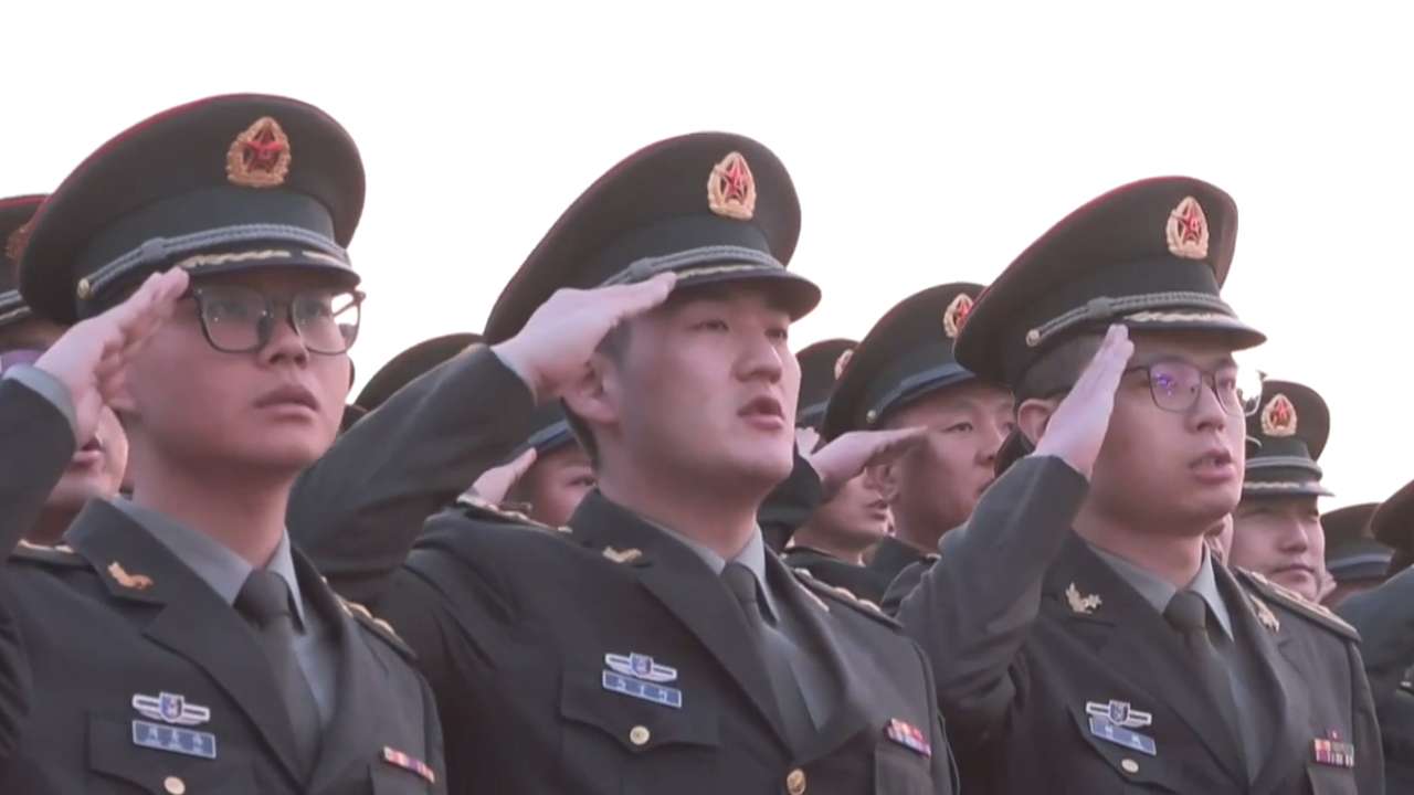 天安门广场举行了隆重的升国旗仪式，约五点一万名群众齐聚现场观礼，共庆“五一”国际劳动节。