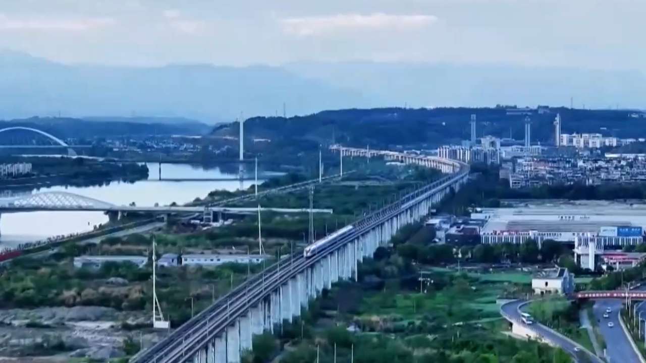 5月2日，全国铁路发送旅客近1970万人次，加开旅客列车1200余列，国铁北京局共计发送旅客173万人次。