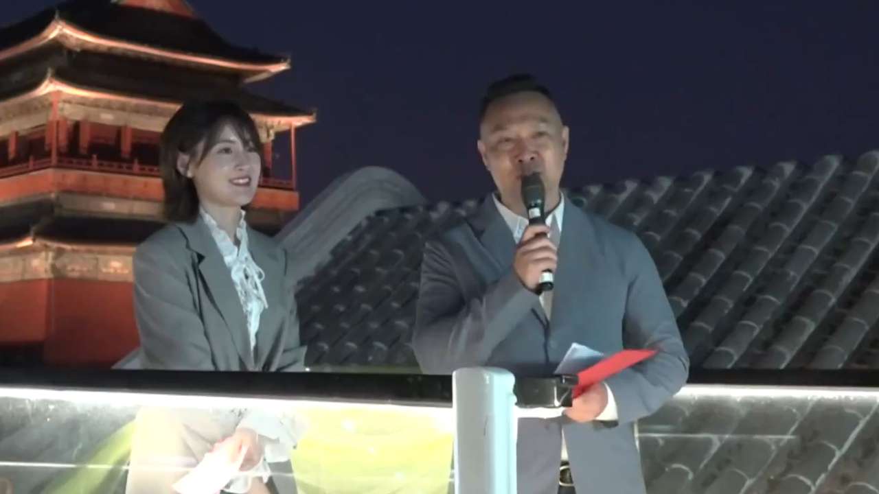 以钟鼓楼为背景，以晚风为序章，这场融合了名家诵读、琴音雅韵与中外文化交流的诵读雅集为世界读书日系列活动画上了温暖而厚重的句号。