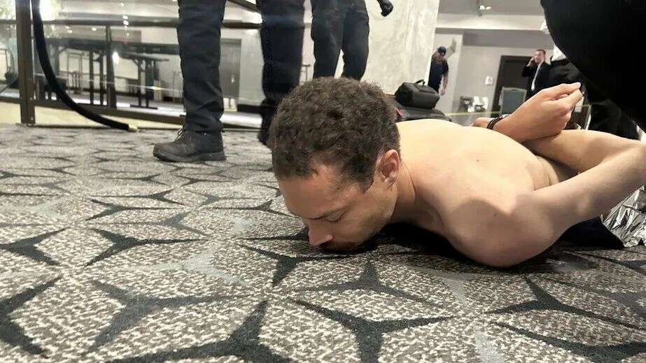 美国白宫记者协会晚宴枪击案嫌疑人科尔·艾伦27日在首都华盛顿首次出庭，被正式指控企图刺杀总统特朗普、跨州运输武器以及在暴力犯罪中使用枪支。