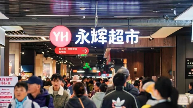 在零售业过去十多年里，永辉超市（601933.SH）几乎参与了所有关键阶段：从生鲜红利期的高速扩张，到资本推动下的规模竞赛，再到行业整体进入调整周期后的收缩与修复。