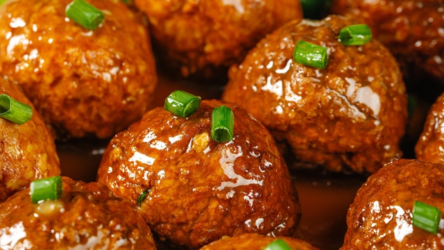 作为春节餐桌的特色佳肴，四喜丸子承载着“福、禄、寿、喜”的美好寓意，每逢年关总是供不应求。