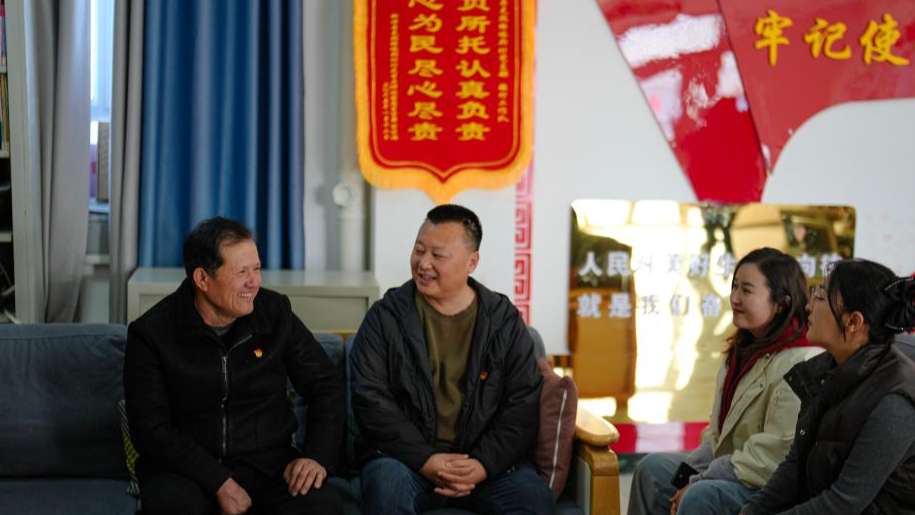 每一次从全国两会参会回来，木沙江·海拉特都会第一时间把两会精神和惠民政策传达给乡亲们。