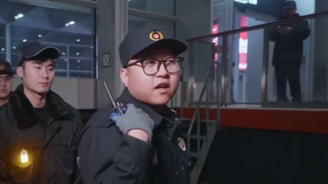 春运期间，北京丰台站的地面上人流、车流熙熙攘攘，而在列车车底，另一场“战斗”也在进行着。