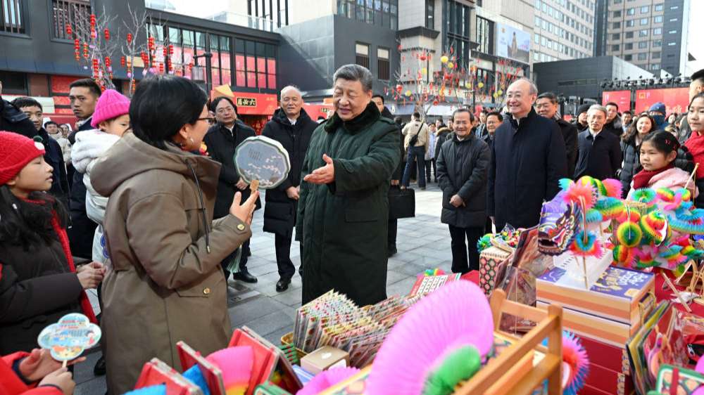 春节前夕，习近平总书记到北京隆福寺与人民群众一起置办年货。