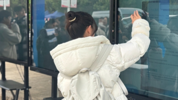 “请帮我检索南京附近适合亲子旅游的路线”“我想买个电热水器，请帮我推荐几款实用的”……如今，越来越多的消费者开始将AI（人工智能）当作“随身消费参谋”。从规划旅游路线到挑选酒店民宿，再到日常购物选择，很多消费者习惯先问一问AI工具，再做消费决策。