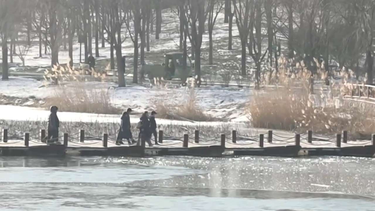 受冷涡后部扩散南下冷空气的影响，12月30日、31日两天北京以晴冷为主，气温逐步下滑。