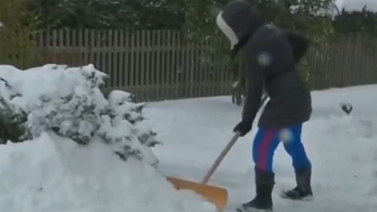 德国遭遇“黑冰”天气 学校停课 航班取消 列车停运