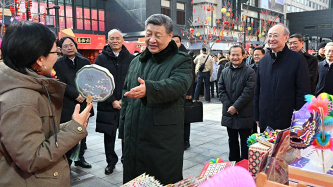 走过数百年历史，隆福寺曾是京城最重要、最热闹的庙会之一。这次考察中，总书记还向大家讲起年少时多次到隆福寺的情景。