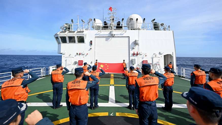 中国海警在黄岩岛海域缅怀先烈