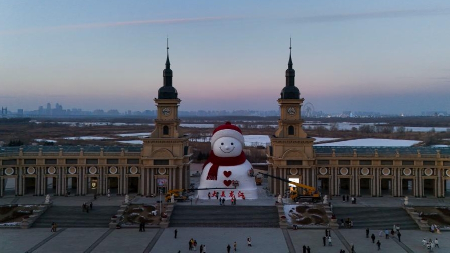 “冰城”大雪人亮相