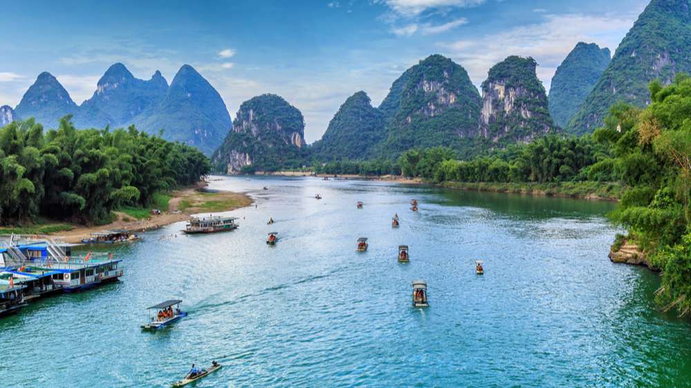 “柴米油盐、三餐四季，每个‘小家’热气腾腾，中国这个‘大家’就蒸蒸日上。”