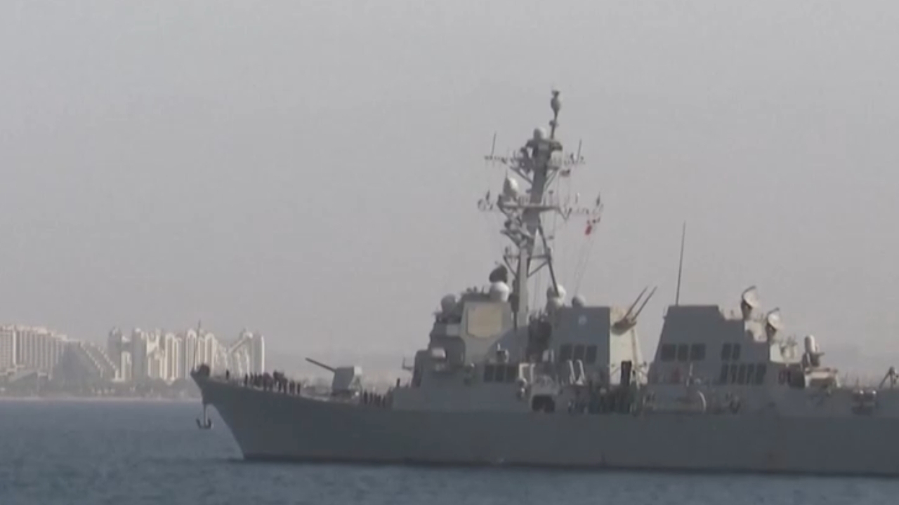 美国海军陆战队第31远征部队队员当天在阿曼湾海域登上并搜查了一艘悬挂伊朗国旗的油轮，该油轮之后被要求改变航向。