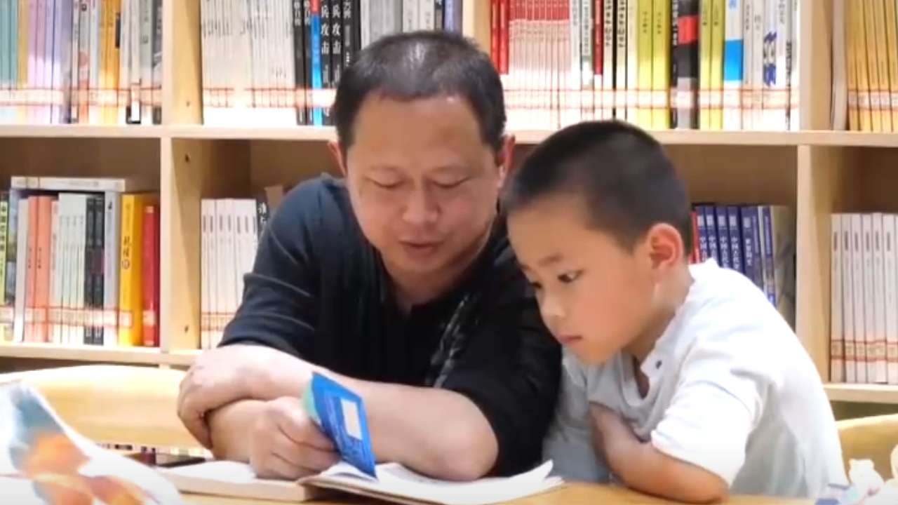 阅读和AI并不是对立的，它们也有某种共通之处：都是获取信息的方式，都能缩短人和知识的距离。但不可否认，它们也有取代的关系，AI的效率，似乎可以大大降低阅读的必要性。