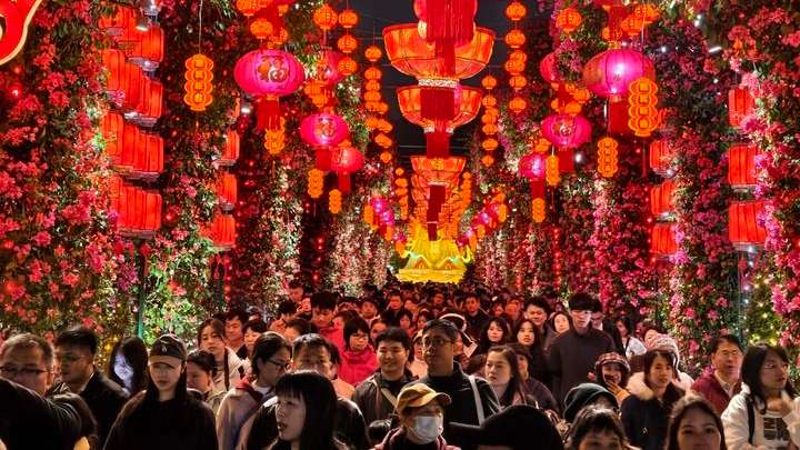 2026年新春伊始，归家旅途上，有团圆的憧憬；度假风景里，有诗意的向往；漫步休闲中，有国风的滋养。“最长春节假期”过半，人们出游兴致不减，“马”不停蹄奔向远方。
