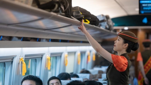 铁路部门将推出老年旅客淡季周中购票优惠服务