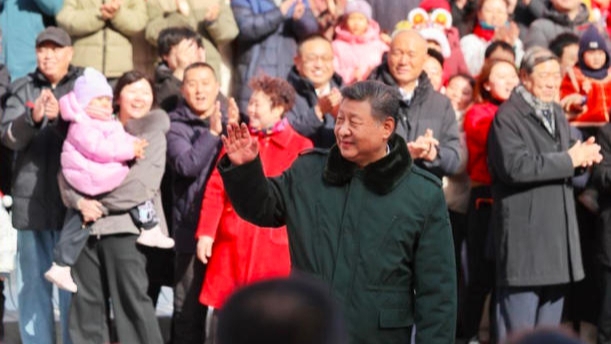 2月10日，习近平总书记走进北京市西城区银龄老年公寓，这里是110多名老年人的温馨之家。万家冷暖，习近平总书记始终牵挂在心。