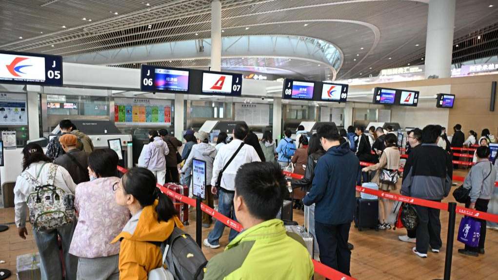 “五一”假期首日（5月1日），全社会跨区域人员流动量为33747万人次，同比增长1.4%。