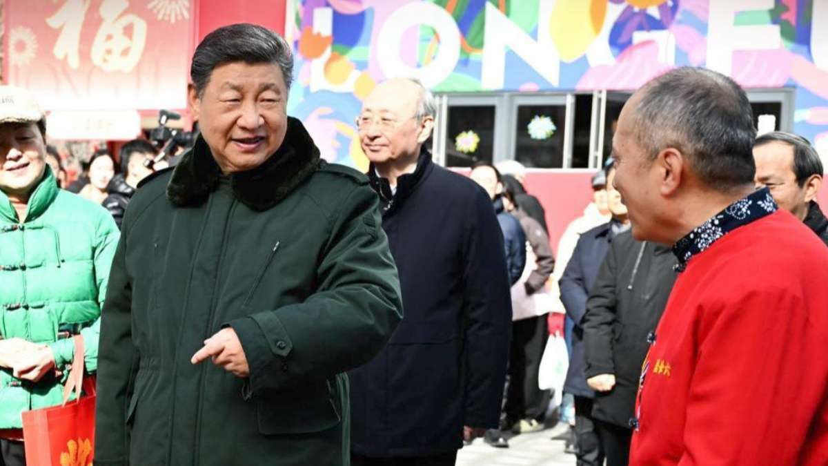 2月10日是北方的“小年”，在北京市东城区隆福寺街区，浓浓的年味扑面而来。