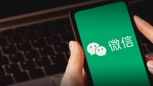 日前，有用户发现微信状态正灰度测试访客记录功能，话题迅速登上热搜榜首，由此引发社交隐私的讨论。腾讯对外发声，这纯属外界误解——测试的只是状态浏览人数的展示，并不涉及个体。腾讯公关总监张军还明确表示，已读功能和访客功能已焊死，不会开发、不会提供。