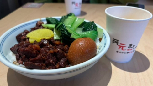 “阿元来了”卤肉饭28元一碗主打“6小时慢煮”，实为预制料包