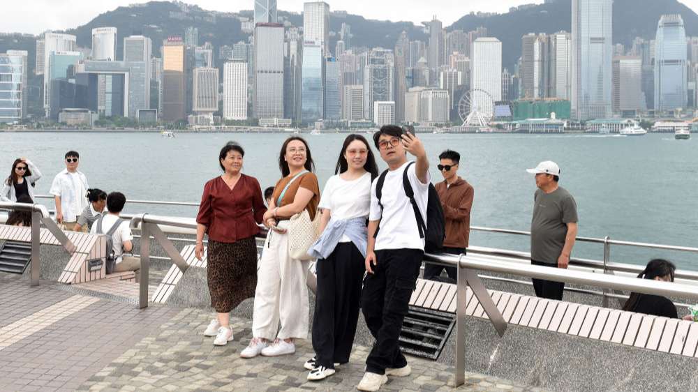 香港特区政府入境事务处预计，今年“五一”假期将有约98万人次内地旅客访港，同比增长约7%。科技互动、山海徒步、深度打卡……这个假期，香港旅游正以“新意”激活人气。