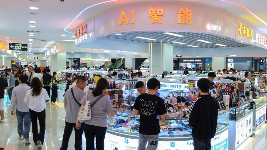 这个“五一”假期，华强北商圈迎来大批海内外游客，消费热潮涌动。