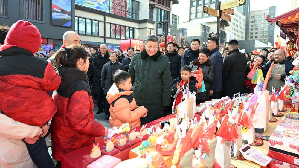 2月10日是北方农历小年。习近平总书记在北京考察调研，看望慰问基层干部群众，同大家一起“过小年，迎新年”。