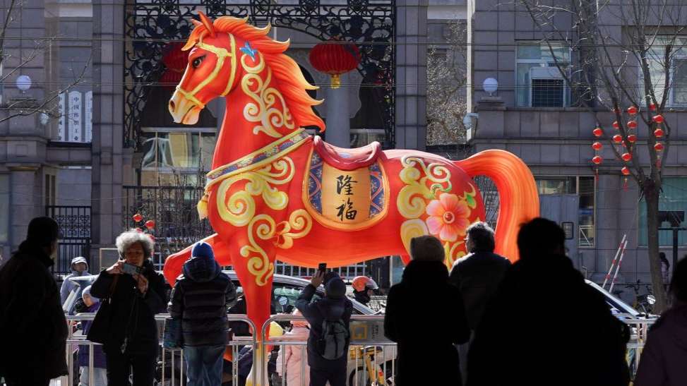 除夕当天，北京隆福寺新春市集热闹红火，市民游客购年货、品小吃，喜迎新春。