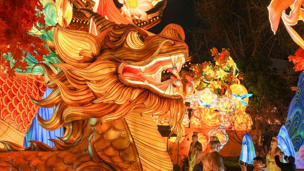 江苏南京：灯彩亮 迎新年