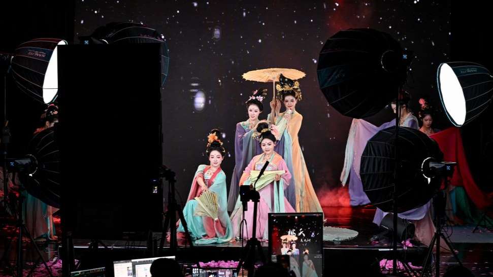 “团播”火了！她们在直播间演绎千年古韵